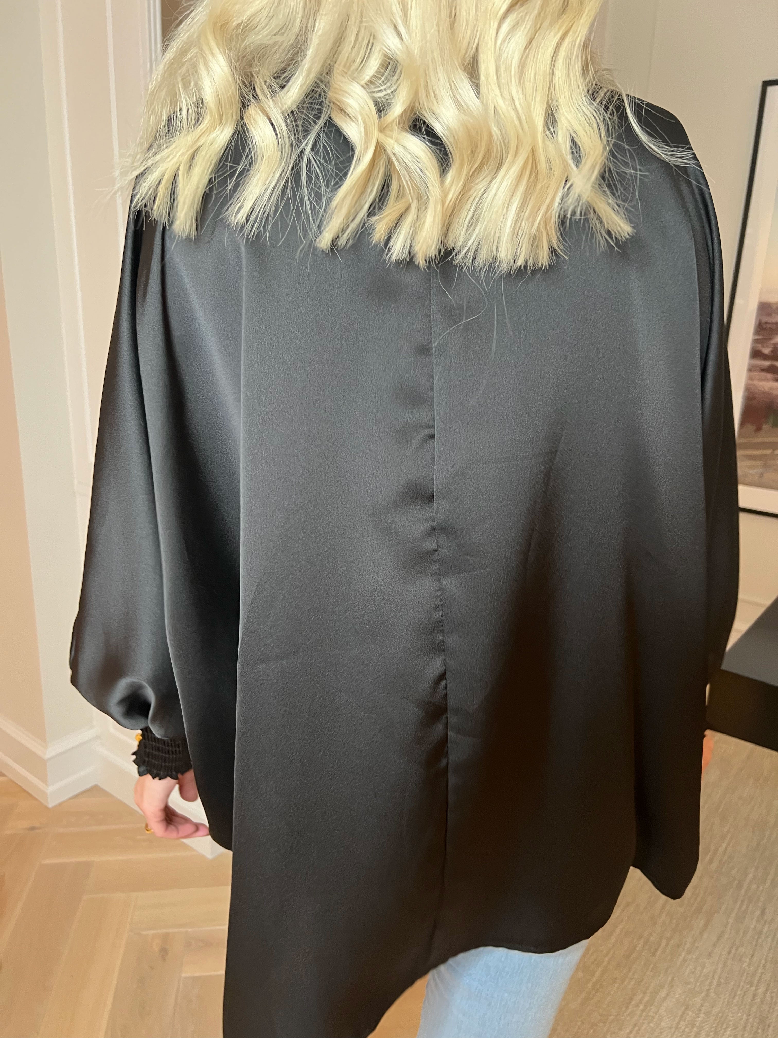 Janai - Sød tunika i silkelook med guld broche